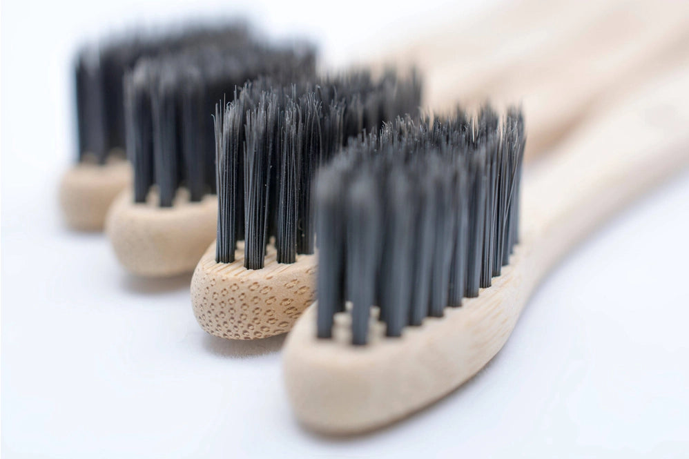 Brosse à dents en bambou avec poils infusés au charbon actig